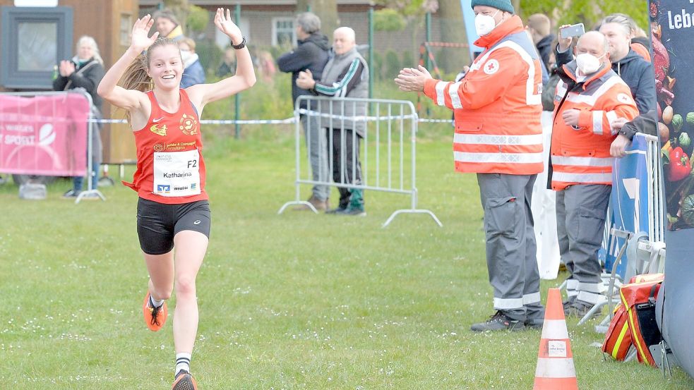 Jubelnd lief Katharina Saathoff als erste Frau ins Ziel. Fotos: Bernd Wolfenberg