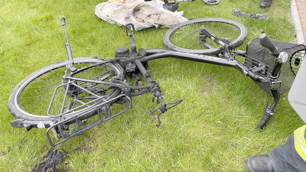Das zerstörte E-Bike. Foto: Feuerwehr