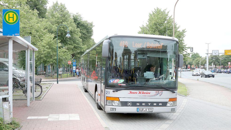 Ein Bus fährt vom ZOB in Aurich ab. Bald könnten durch das geplante Neun-Euro-Ticket mehr Fahrgäste zusteigen. Foto: Romuald Banik