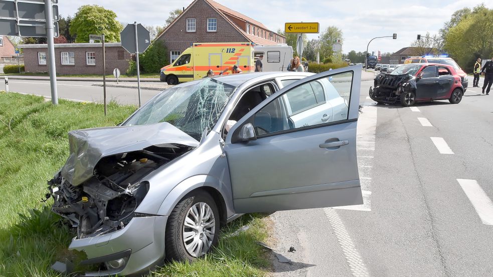 Dieser Opel und der Kleinwagen Smart (im Hintergrund) stießen auf der Bundesstraße 72 in Osteel zusammen. Foto: Thomas Dirks