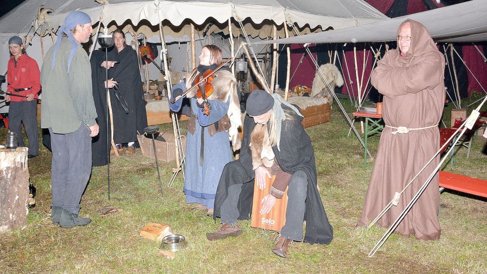 Traditionell wird abends Musik gemacht – so, wie hier während des Heerlagers im Jahr 2016. Foto: Gerd-Arnold Ubben