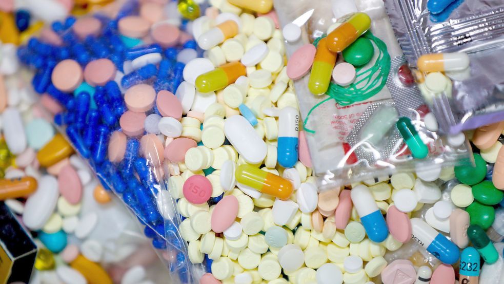 Tabletten liegen gesammelt auf einem Haufen. Foto: DPA
