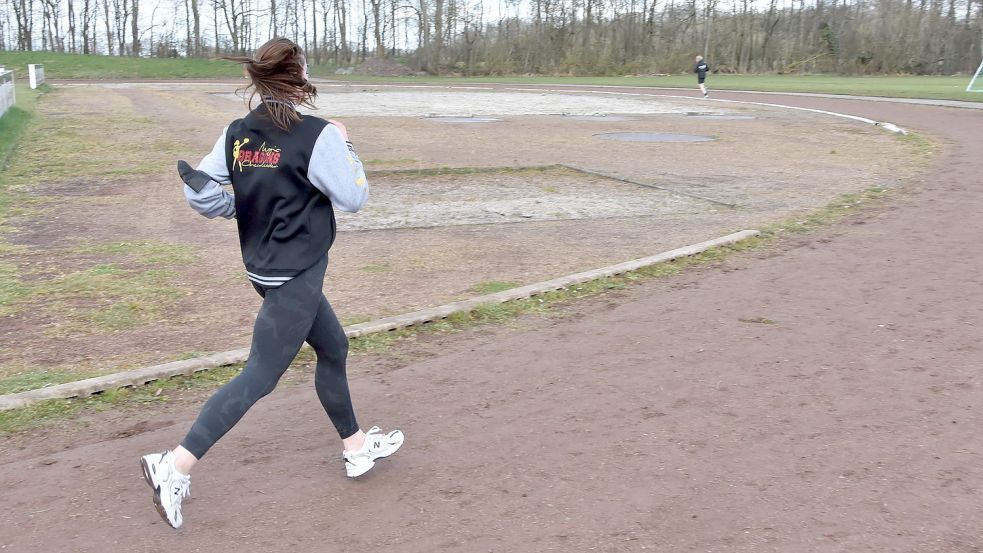 Ende März fand auf dem Sportplatz in Upgant-Schott ein Sponsorenlauf der IGS Marienhafe statt. Eigens dafür wurde die Laufbahn hergerichtet. Foto: Thomas Dirks