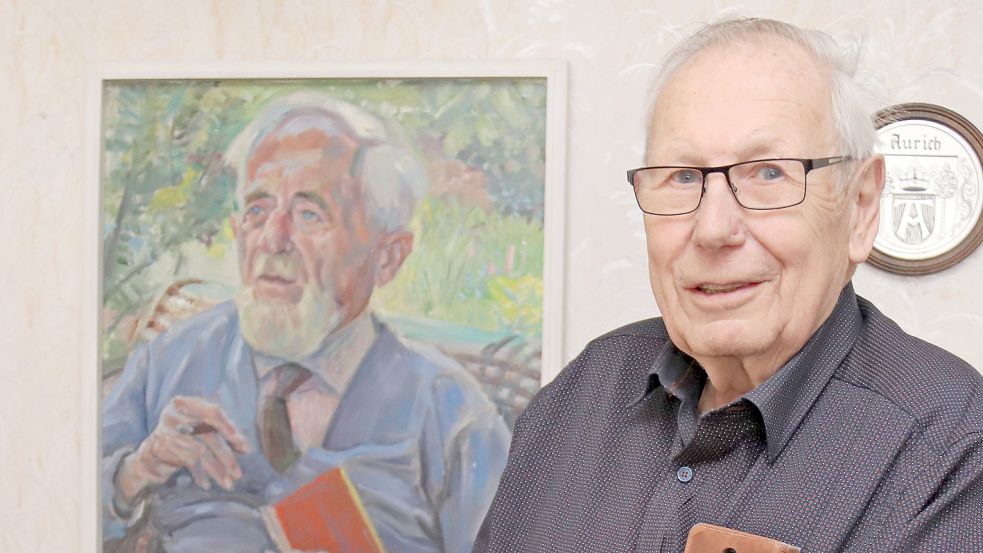 Albert Groeneveld vor dem Porträt, das Adolf Jensen mit SPD-Parteibuch zeigt. Foto: Heino Hermanns