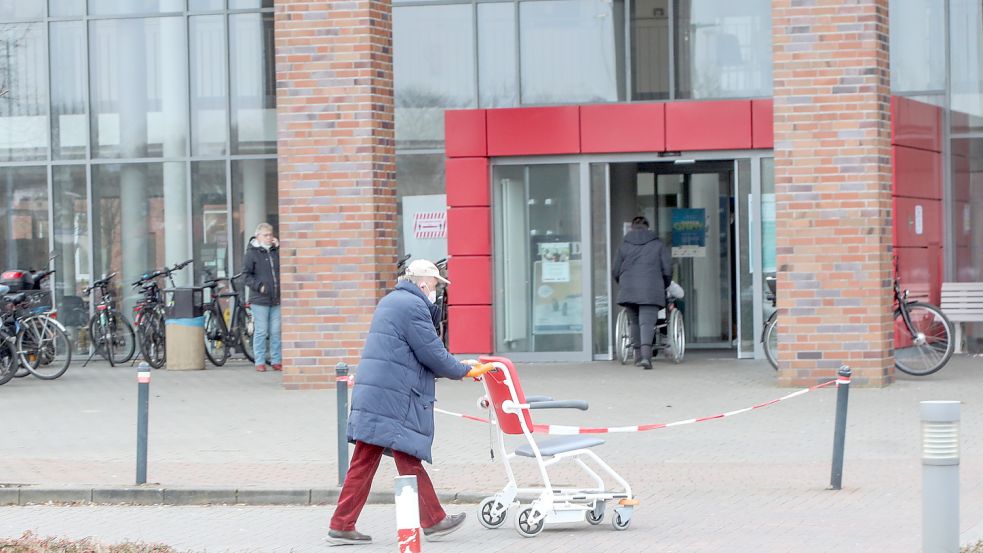 Der Eingang zum Auricher Krankenhaus. Foto: Romuald Banik