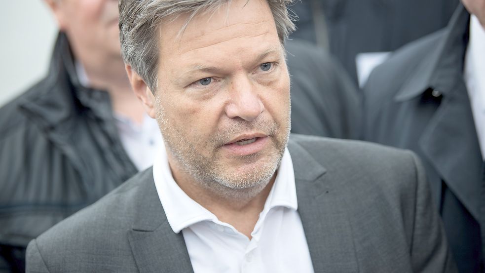 Bootstour zum Rammschlag: Robert Habeck hat am Donnerstag in Hooksiel die Verträge für vier FSRU unterzeichnet. Foto: picture alliance/dpa