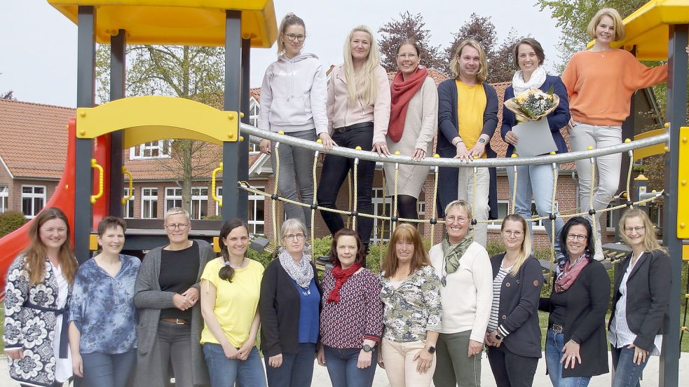 Zusammen mit ihrem Kollegium feierte Maren Köhler (oben, zweite von rechts) ihre Ernennung zur Rektorin der Grundschule „Tom-Brook“