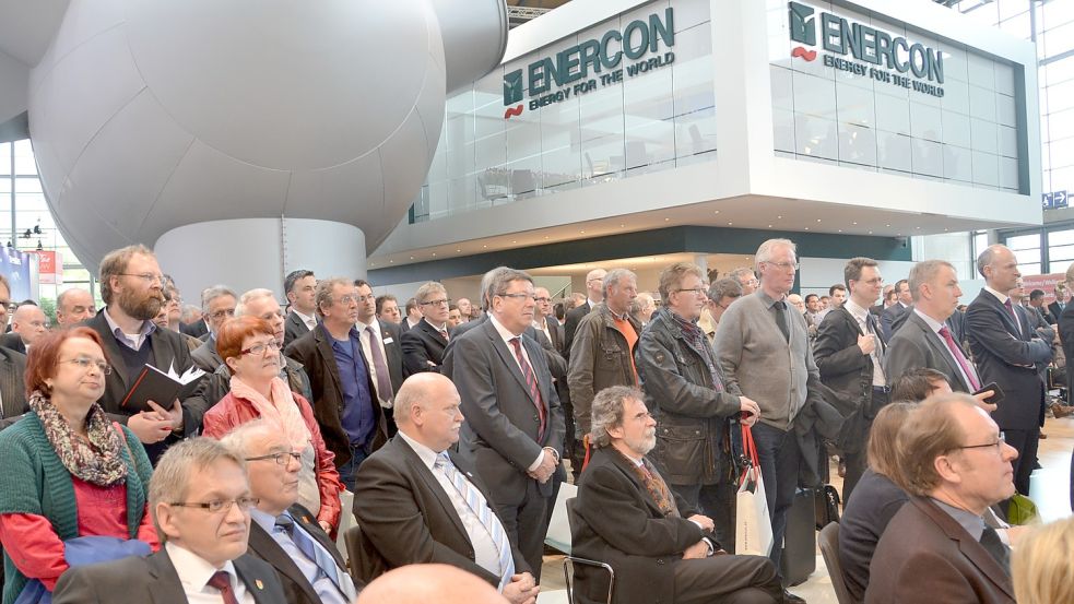 Der große Enercon-Stand auf der Hannover-Messe zog traditionell viele Besucher und Interessierte an, etwa den Auricher Landrat Olaf Meinen (vorne links). Archivfoto: Aiko Recke