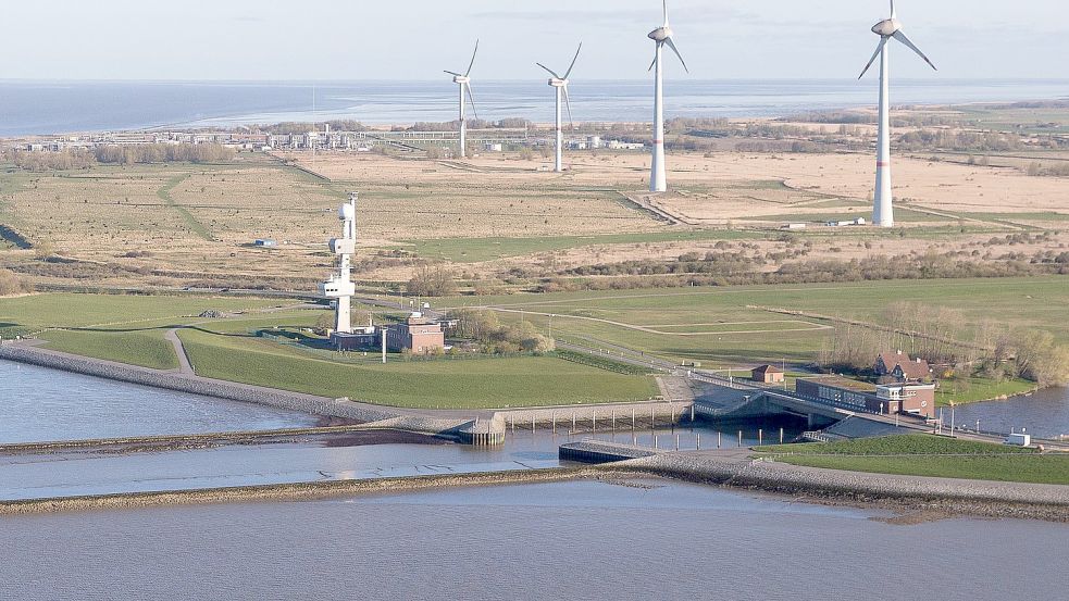 Am Schöpfwerk Knock verlässt viel Wasser das Binnenland. Foto: DPA