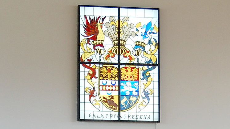 Ziert seit kurzem das RTC in Timmel: Ein beleuchtetes Ostfriesland-Wappen aus Glas und Blei. Foto: Imke Cirksena