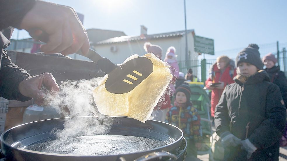 An der Grenze zur Ukraine wird improvisiert gekocht. Foto: DPA