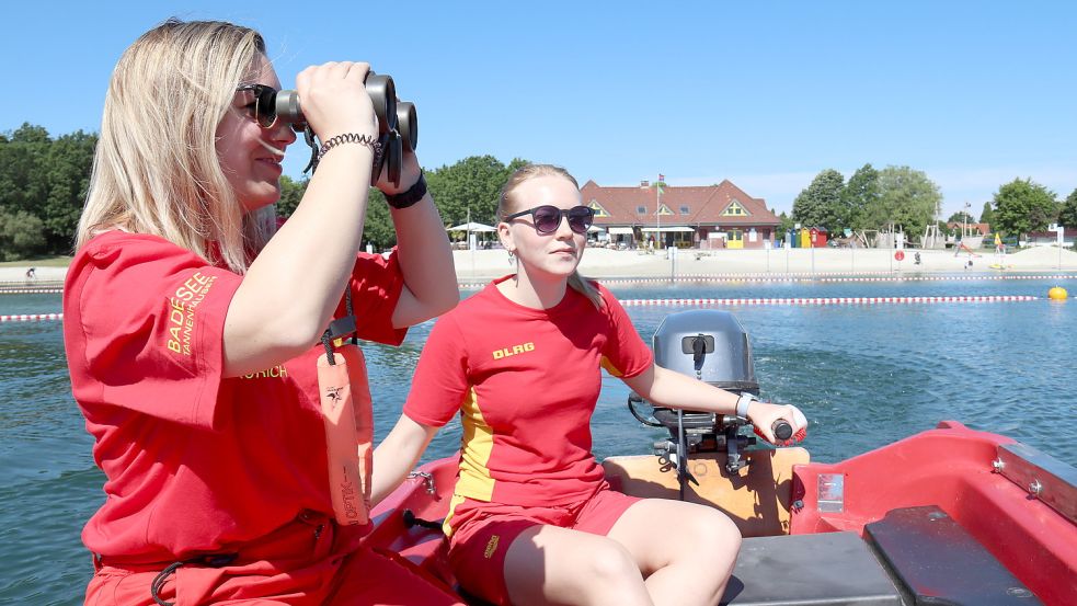 Julia Austen (links) und Marlene Onken gehörten im vorherigen Jahr zum Team der DLRG-Rettungsschwimmer in Tannenhausen. Foto: Heino Hermanns