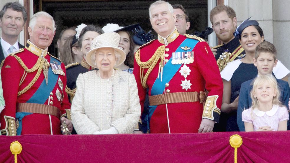 Dieses Bild wird es in der Form dieses Jahr nicht geben: Die Queen (Mitte), rechts neben ihr Andrew und dahinter Prinz Harry (Archivbild). Foto: imago images/PPE
