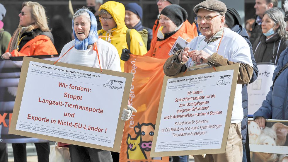 Bei der Demonstration in Aurich am 9. April forderten rund 340 Tierschützer strengere Regeln für Tierexporte und -transporte. Foto: Stephan Friedrichs