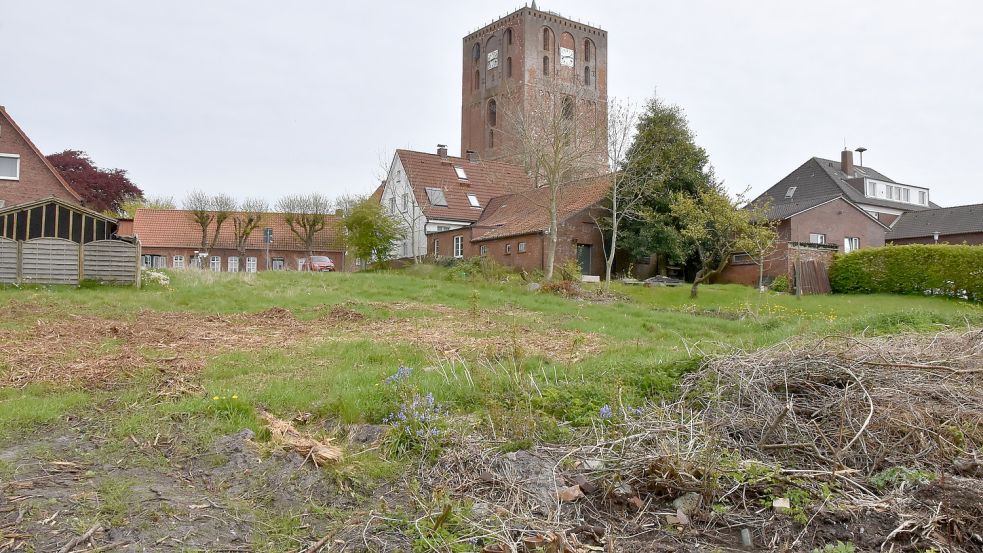 Das Grundstück „Am Markt 13“ liegt leicht abschüssig am Rande der Marienhafer Warft und in unmittelbarer Nähe zur Kirche, zu Geschäften und zum Rathaus. Foto: Thomas Dirks