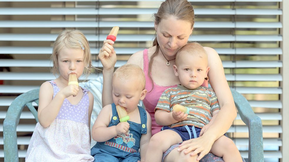 Bei der heißgeliebten Eiserfrischung lohnt ein Blick auf die Inhaltsstoffe, zum Beispiel wie viel Zucker enthalten ist. Foto: dpa | Patrick Seeger