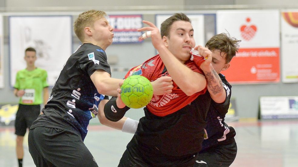 Wie schon im Punktspiel der Saison setzte sich OHV-Spieler Nikita Pliuto auch in der Pokalrunde gegen das Team Handball Lippe II durch. Obwohl er bereits nach zehn Minuten mit zwei Zeitstrafen belastet war. Foto: Bernd Wolfenberg