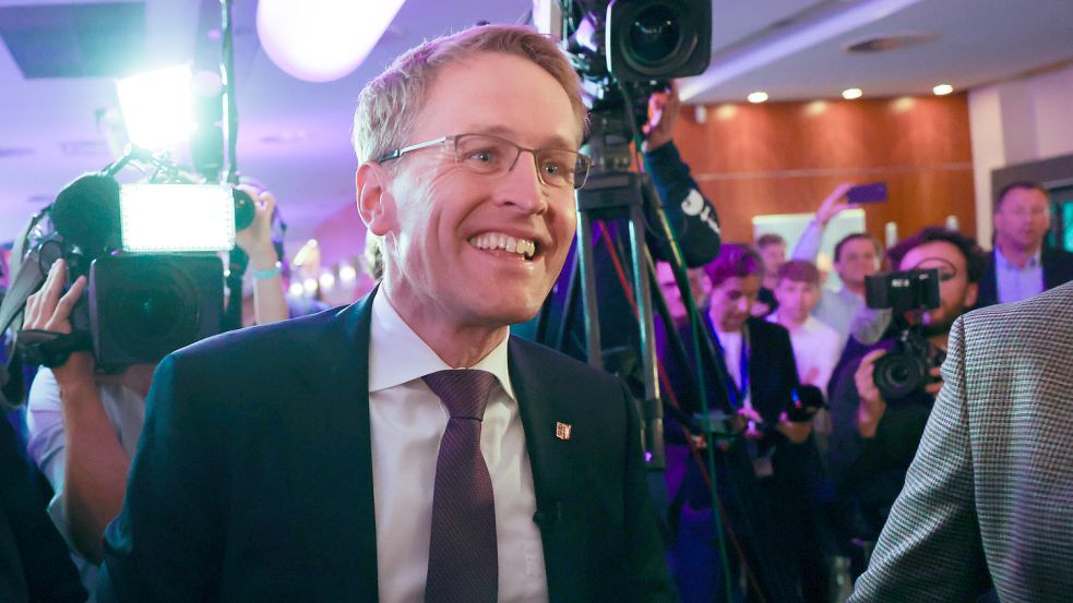 Daniel Günther (CDU), Ministerpräsident von Schleswig-Holstein und Spitzenkandidat seiner Partei, kommt nach Bekanntgaben der ersten Prognosen zur Landtagswahl in Schleswig-Holstein zur Wahlparty. Foto: Christian Charisius/dpa