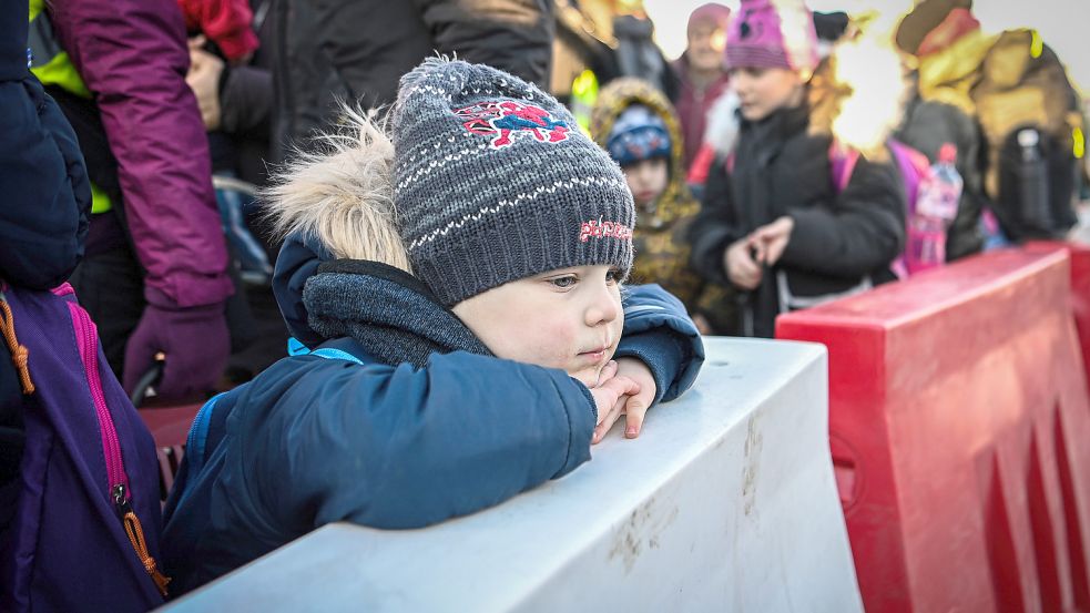 Ein ukrainisches Kind wartet darauf, einen Bus zu besteigen am Grenzübergang Medyka. Foto: DPA