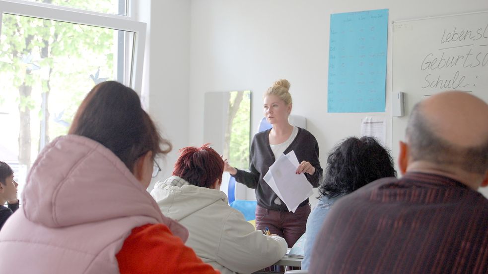 Die ehrenamtliche Lehrerin Anna Riegel spricht den Ukrainern die deutschen Wörter vor. Foto: Imke Cirksena