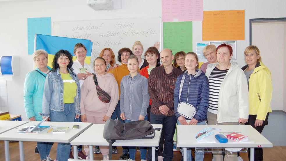 Klassenfoto: Am Donnerstagskurs in der Hermann-Tempel-Schule nehmen etwa 20 Ukrainer teil. Einige fehlen auf dem Bild. Foto: Imke Cirksena