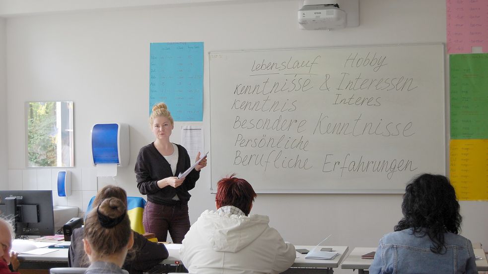 Anna Riegel kann sich auf Russisch mit den Kursteilnehmern verständigen. Die Wörter schreibt sie auf Deutsch an die Tafel. Foto: Imke Cirksena
