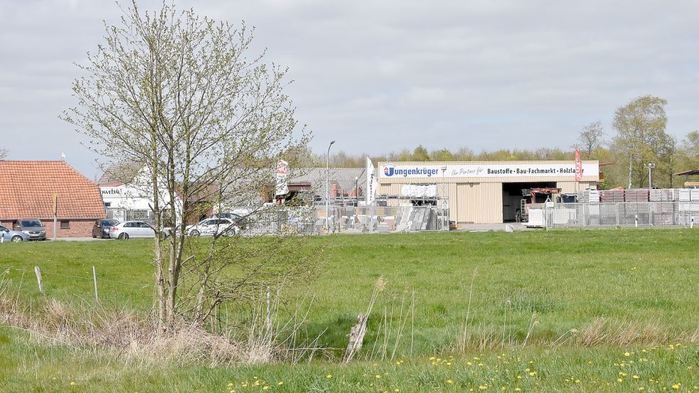 Auf dieser Fläche an der Kirchstraße gegenüber dem Baustoffhandel Jungenkrüger soll das neue Marienhafer Feuerwehrhaus gebaut werden. Foto: Thomas Dirks