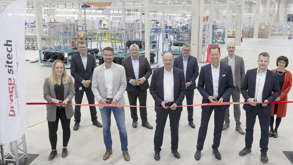 Die Chefs von Brose Sitech und VW Immobilien nahmen die neue Montage-Halle offiziell in Betrieb. Foto: Brose Sitech