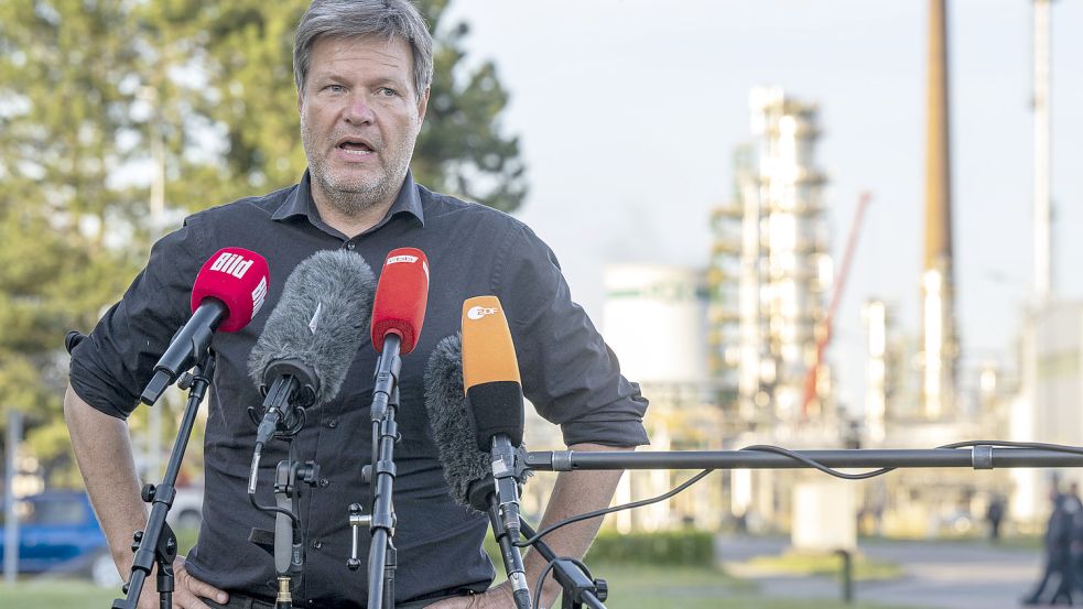 Bundeswirtschaftsminister Robert Habeck redete bei seinem Besuch in Schwedt über Zuversicht und mögliche Schwierigkeiten für den Standort im Falle der Abkehr von russischem Öl. Foto: dpa/Monika Skolimowska