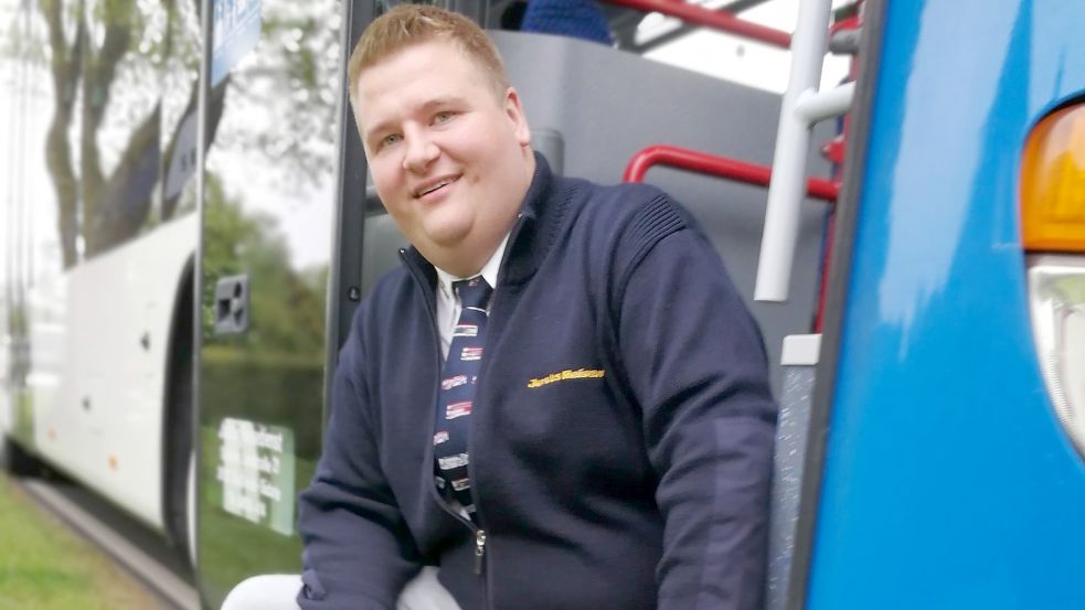 Busfahrer Keno Bohlen gehört praktisch zur Familie des Lauftreffs TuS Aurich-Ost. Er befördert die Ossilooper seit 2014 zu den Startorten des Kultlaufs. Foto: Wolf-Rüdiger Saathoff