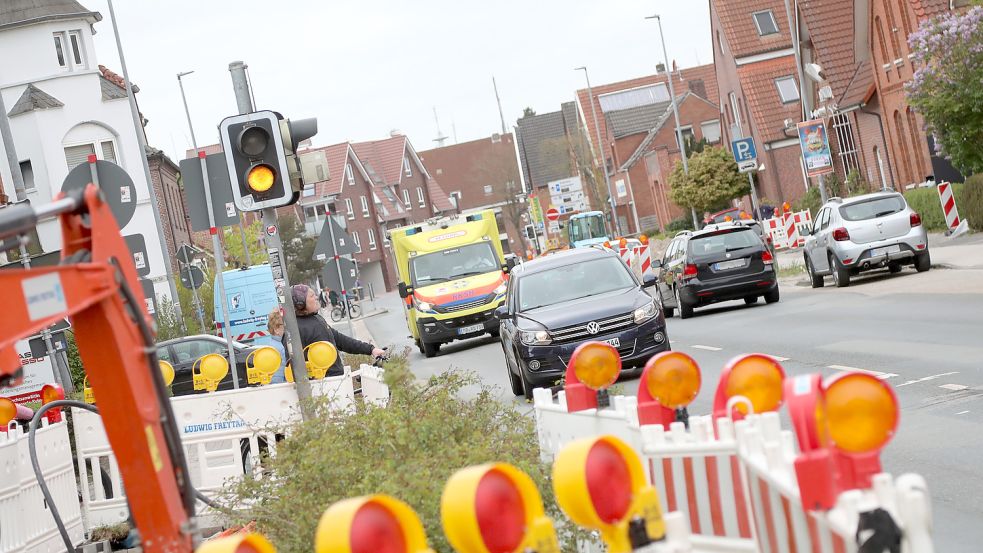Die Rettungswagen nutzen die Fockenbollwerkstraße als Verbindung in die Innenstadt. Um ihnen Platz einzuräumen, werden spezielle Buchten eingerichtet. Foto: Romuald Banik