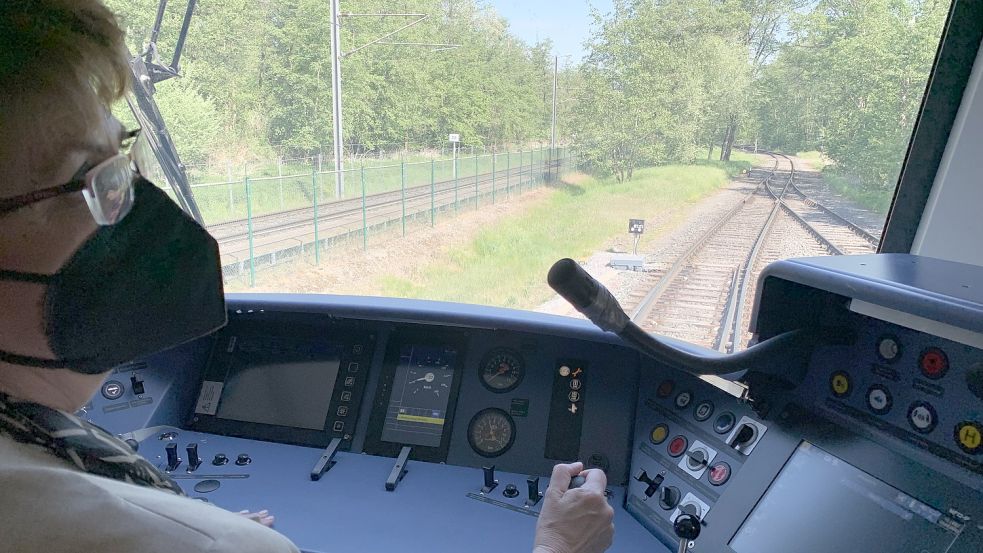 „Das ist eine tolle Sache“: Niedersachsens Europa- und Regionalministerin Birgit Honé nimmt die Hebel selbst in die Hand und ist ganz begeistert vom Alstom-Wasserstoffzug „Coradia iLint“. Foto: Lars Laue