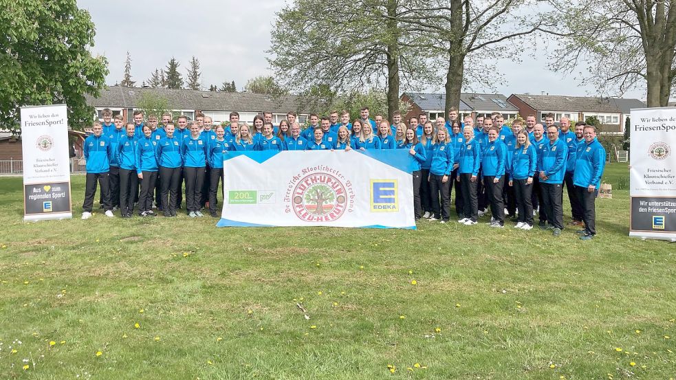 Gut gelaunt nach Schleswig-Holstein: 63 Sportler werden den Friesischen Klootschießerverband (FKV) Ende Mai bei der Europameisterschaft vertreten. Foto: Marco Lindenbeck