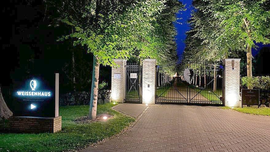 Zutritt nur mit Schlüsselkarte: Der Weg vom Weißenhäuser Strand zum Schloss in der Mitte des Grand Village Weissenhaus ist durch ein eisernes Tor versperrt. Foto: Miriam Scharlibbe