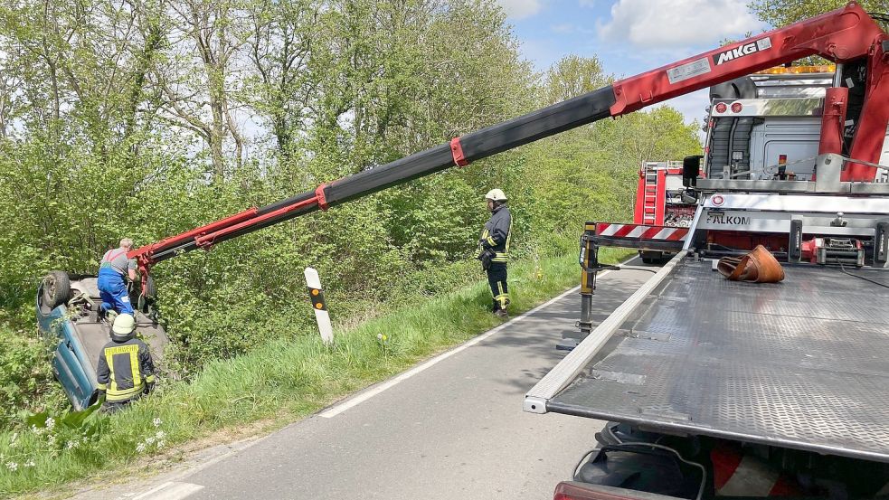 Mit einem Autokran wurde das Unfallauto aus dem Graben geborgen. Foto: Björn Ritter