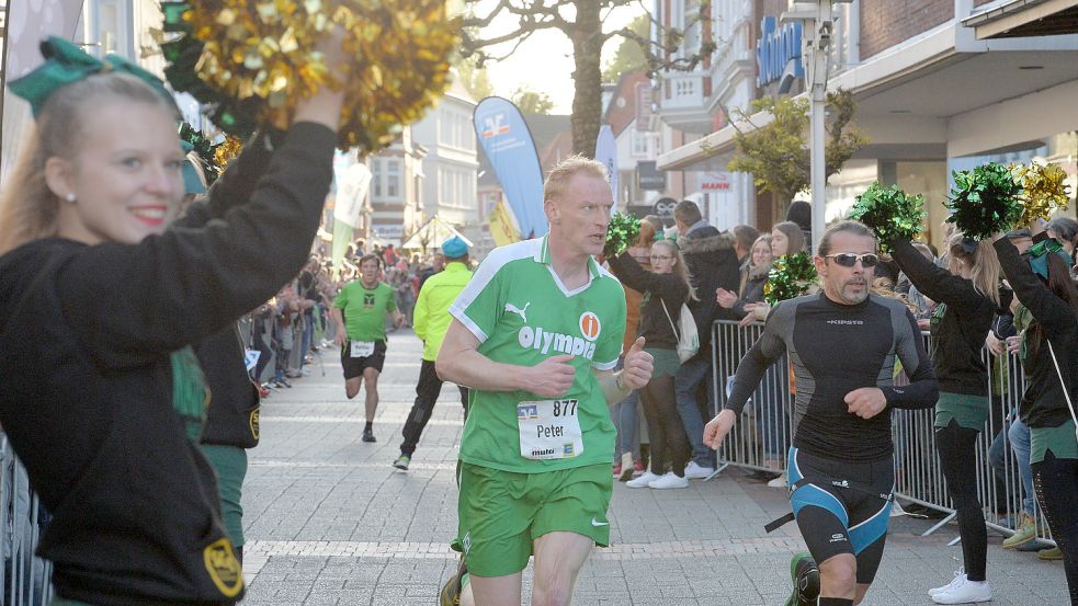 Besonders stimmungsvoll ist immer der Zielleinlauf in der Auricher Innenstadt. Zuletzt 2019. Foto: Bernd Wolfenberg