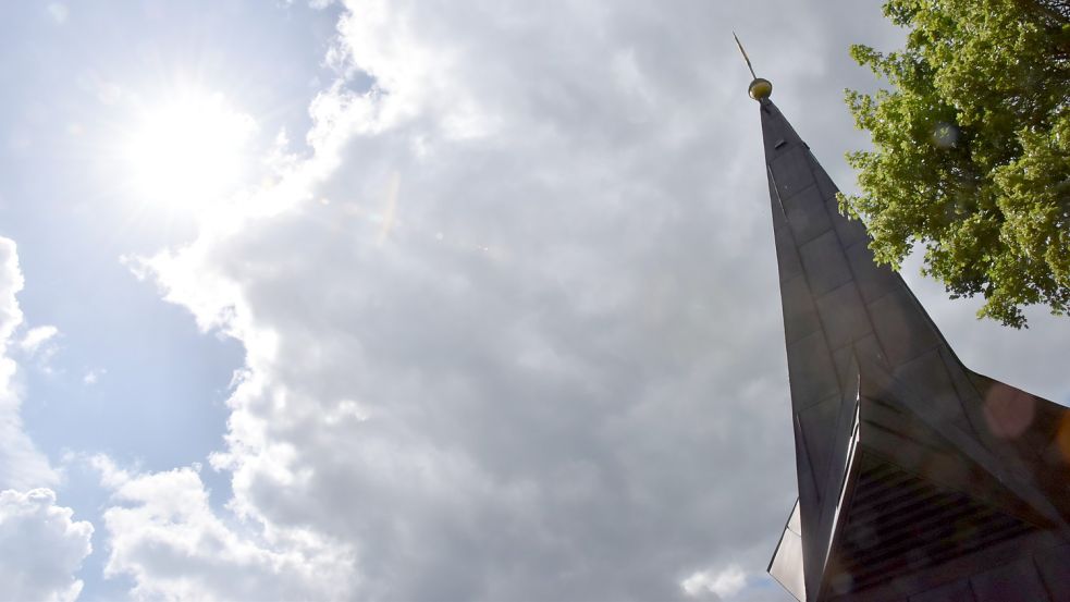 Ein Bild mit Symbolwert: Über dem Turm der Leezdorfer Emmaus-Kirche ziehen Wolken auf. Foto: Thomas Dirks