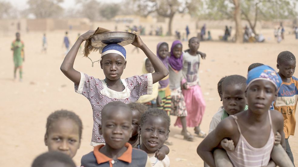 Kinder auf der Flucht in Burkina Faso. Weltweit leiden 800 Millionen Menschen Hunger. Foto: Julien ERMINE via www.imago-images.de