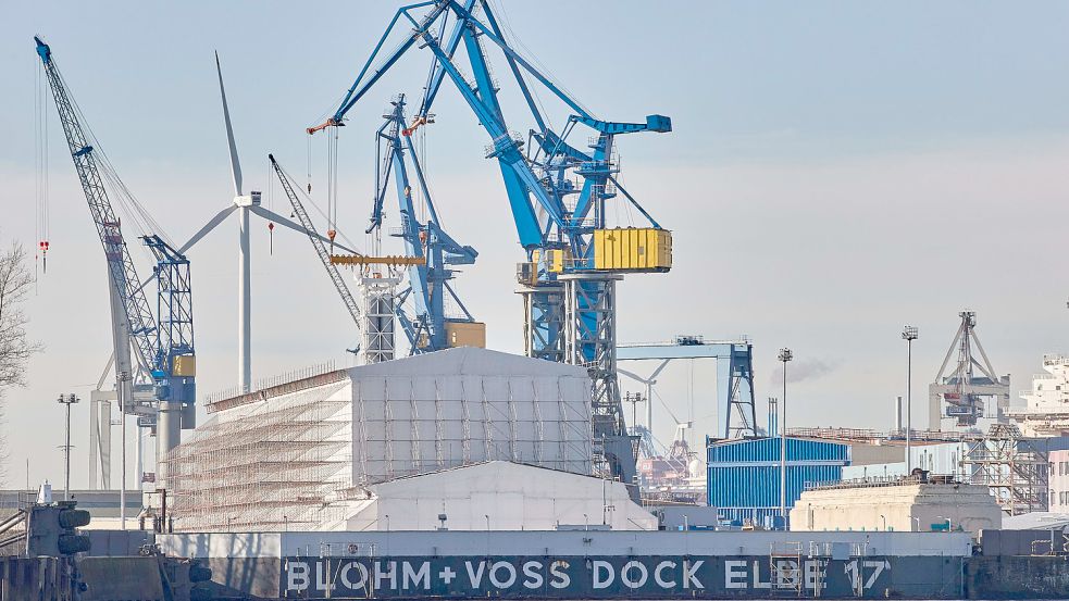 Die Luxusjacht „Luna“ liegt zur Überholung in der Werft Blohm+Voss im Hamburger Hafen. Foto: dpa/Marcus Brandt