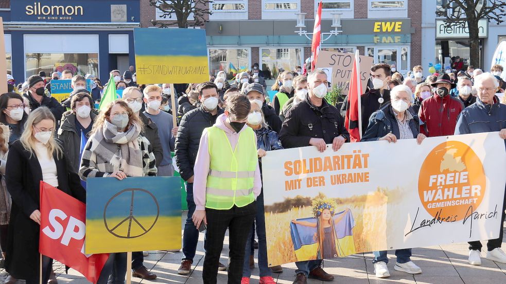 Vertreter von Freien Wählern und SPD, hier Anfang März auf einer Demo gegen den Ukraine-Krieg in Aurich, fordern Aufklärung über Flüchtlingsunterkünfte im Kreis Aurich.Foto: Heino Hermanns