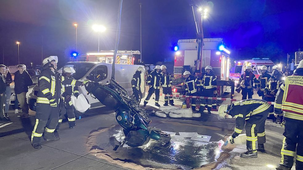 Die Bergung war nicht ganz einfach: Das Motorrad war im Schlick des Hafenbeckens eingesunken. Fotos: Freiwillige Feuerwehr Norden