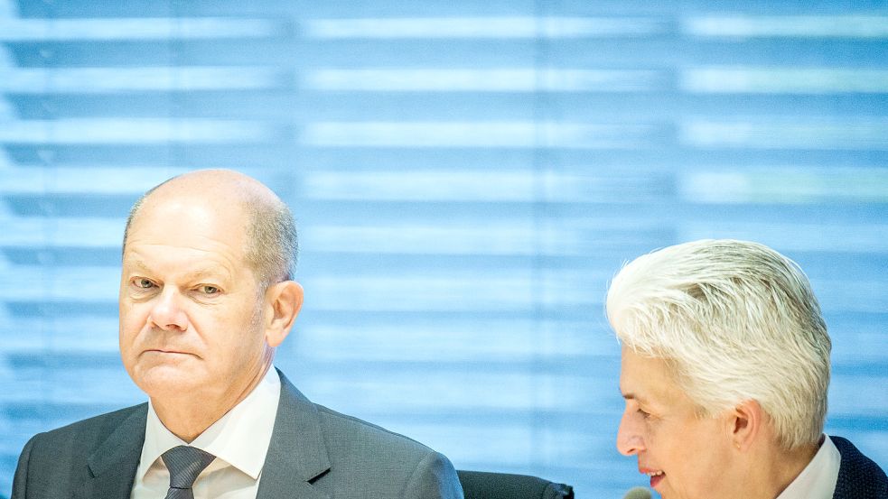 Kanzler Scholz im Verteidigungsausschuss Foto: dpa