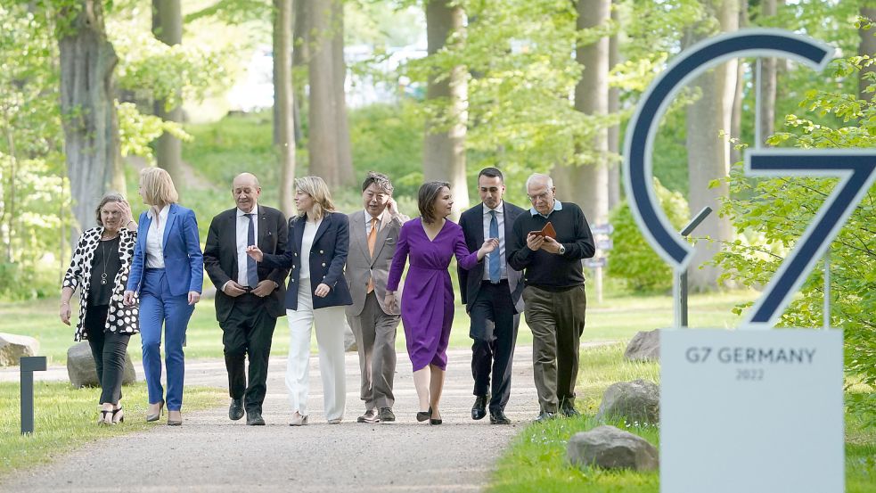 Mal kurz den Kopf lüften: G7-Amtskollegen und -kolleginnen von Gastgeberin Annalena Baerbock mit dem EU-Außenbeauftragten Josef Borell (r.) am Weissenhäuser Strand. Foto: picture alliance/dpa/dpa-Pool