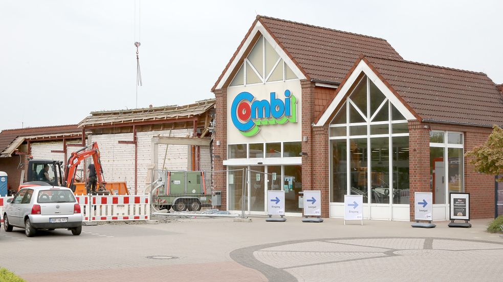 Eine Baustelle ist der Combi-Markt in Ihlowerfehn derzeit – bei laufendem Betrieb. Foto: Romuald Banik