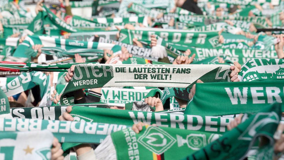 Das Werder-Spiel wird restlos ausverkauft sein.Fotos: DPA,