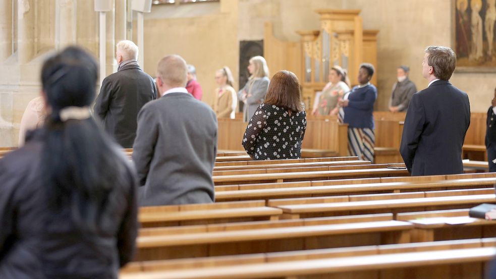 Während der Corona-Pandemie galten während der Gottesdienste strenge Abstandsregeln. Aber auch generell gehen viele Mitglieder auf Abstand zu ihrer Kirche. Foto: imago images/Karina Hessland