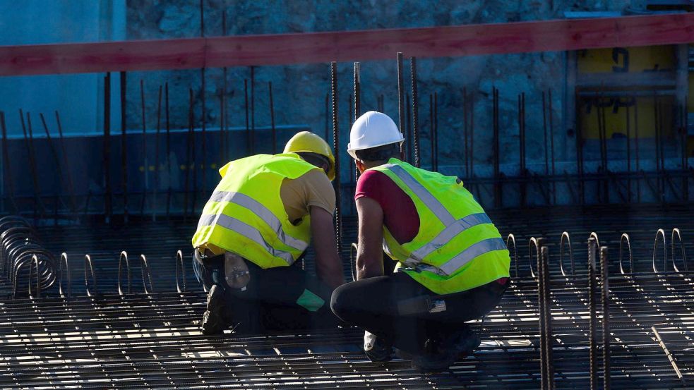 Bauarbeiter auf der Baustelle eines Mehrfamilienhauses in Hannover. Der Fachkräftemangel in Deutschland ist auf Rekordniveau. Foto: Julian Stratenschulte/dpa