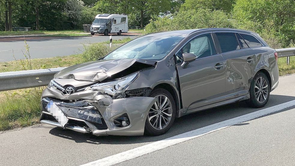 Die Polizei war bei einem Unfall mit mehreren Fahrzeugen auf der Autobahn 28 im Einsatz. Foto: DPA