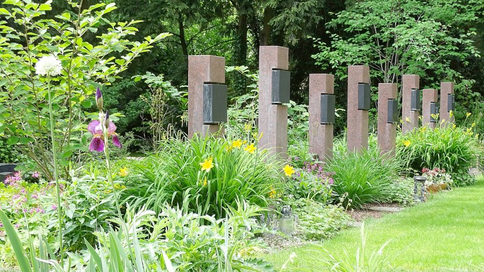 Blühende Iris, Zierlauch und Taglilien (Hemerocallis) sind auf Friedhöfen ebenso anzutreffen wie Rosenhochstämmchen und Zierapfelbäumchen. Foto: GMH/Bettina Banse