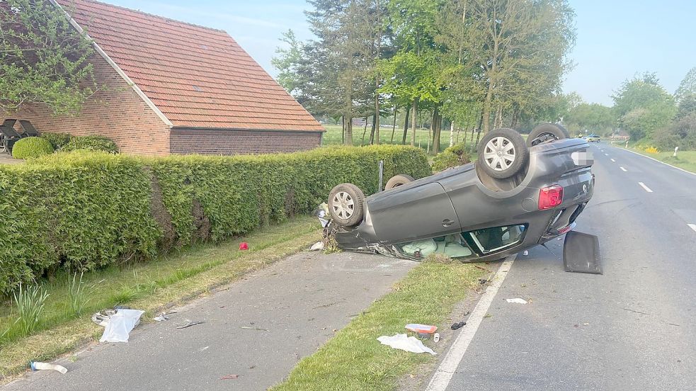 Das Auto blieb am Straßenrand auf dem Dach liegen. Foto: Feuerwehr